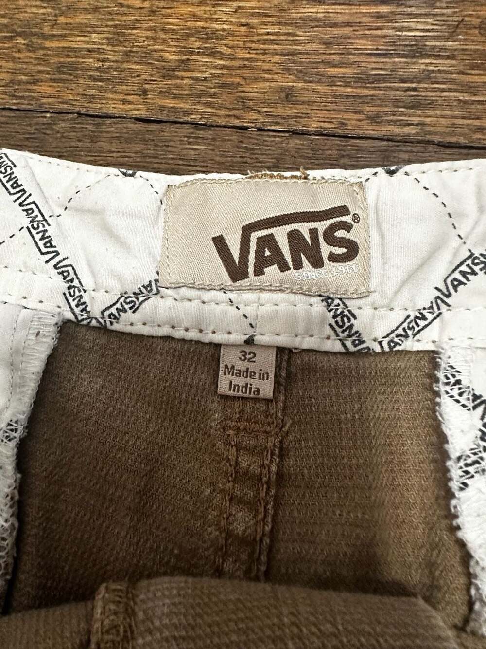 Vans Size 32 Tan Brown Embroidered Skull Pocket Skater Cargo Shorts Textured - Picture 4 of 8